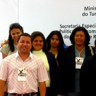 Andréia Gonçalves da Usina Coruripe e Thiago Simões do Idese com as artesãs (de preto)::