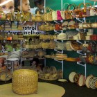 Bolsas, suplats, mandalas, embalagens e pufe antes da abertura do eventor.