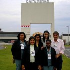Valdir Gomes e Andréia Gonçalves ao lado das artesãs na entrada do Centro de Exposição em MGff