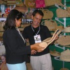 Visitante se encanta com o trabalho das artesãs.a
