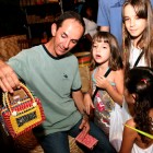 Crianças se divertem com pequena bolsa de ouricuril>