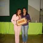 Srª Ana Guimarães entregando brinde a palestrante Srª Rozineide Cavalcanteey