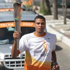 Darlan de Oliveira segurando a tocha do Pan-Americano em Maceió>s
