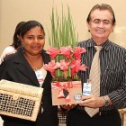 Ana Lúcia (Taboa) recebendo homenagem do Sebrae/AL.ra