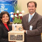 Edilene recebendo o brinde do Sebrae/AL pela conquista.ar
